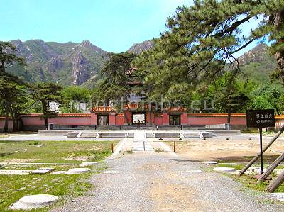 The collapsed ceremonial hall and Mount Lianhua
